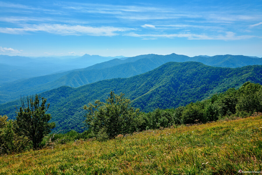 Панорама Туапсинских гор с вершины горы Лысая (976м). Панорама Туапсинских гор с вершины горы Лысая (976м).